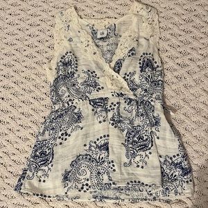 Beautiful wide strap tank top. White lace on top and blue floral design. Size: S